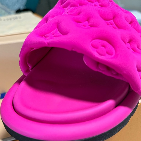 *NEW* Louis Vuitton Pillow Bright pink slides - Picture 9 of 10